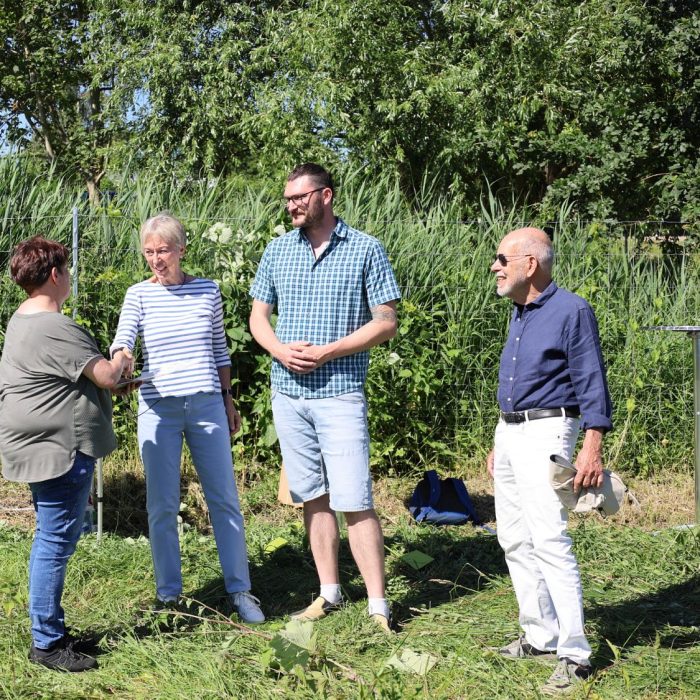 Übergabe des Anerkennungsbescheid durch die Naturschutzbehörde (UNB); v.l. Frau Grit Hamann (UNB), Frau Annette Werthmann (Flächenspenderin), Herr Thorsten Manthey (Flächenagentur M-V), Herr Prof. Dr. Dietrich Meyer-Ebrecht (Flächenspender)